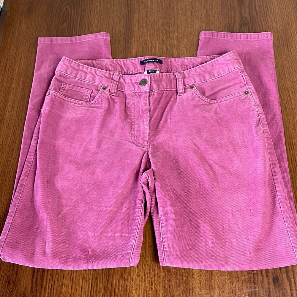 Beautiful wine color Lands’ End women’s size 6 corduroy pants. Very gently worn